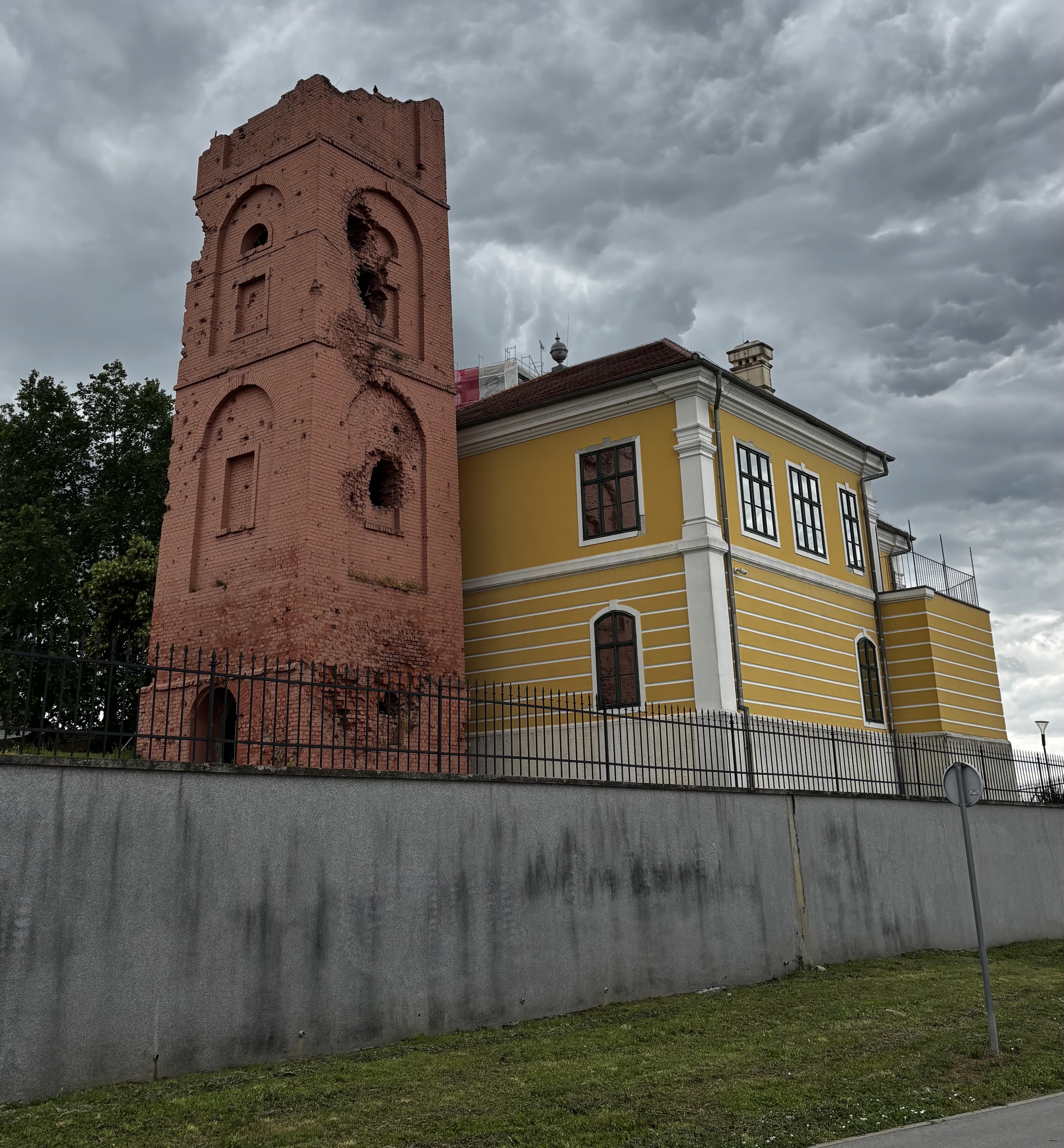 Beschossener Turm