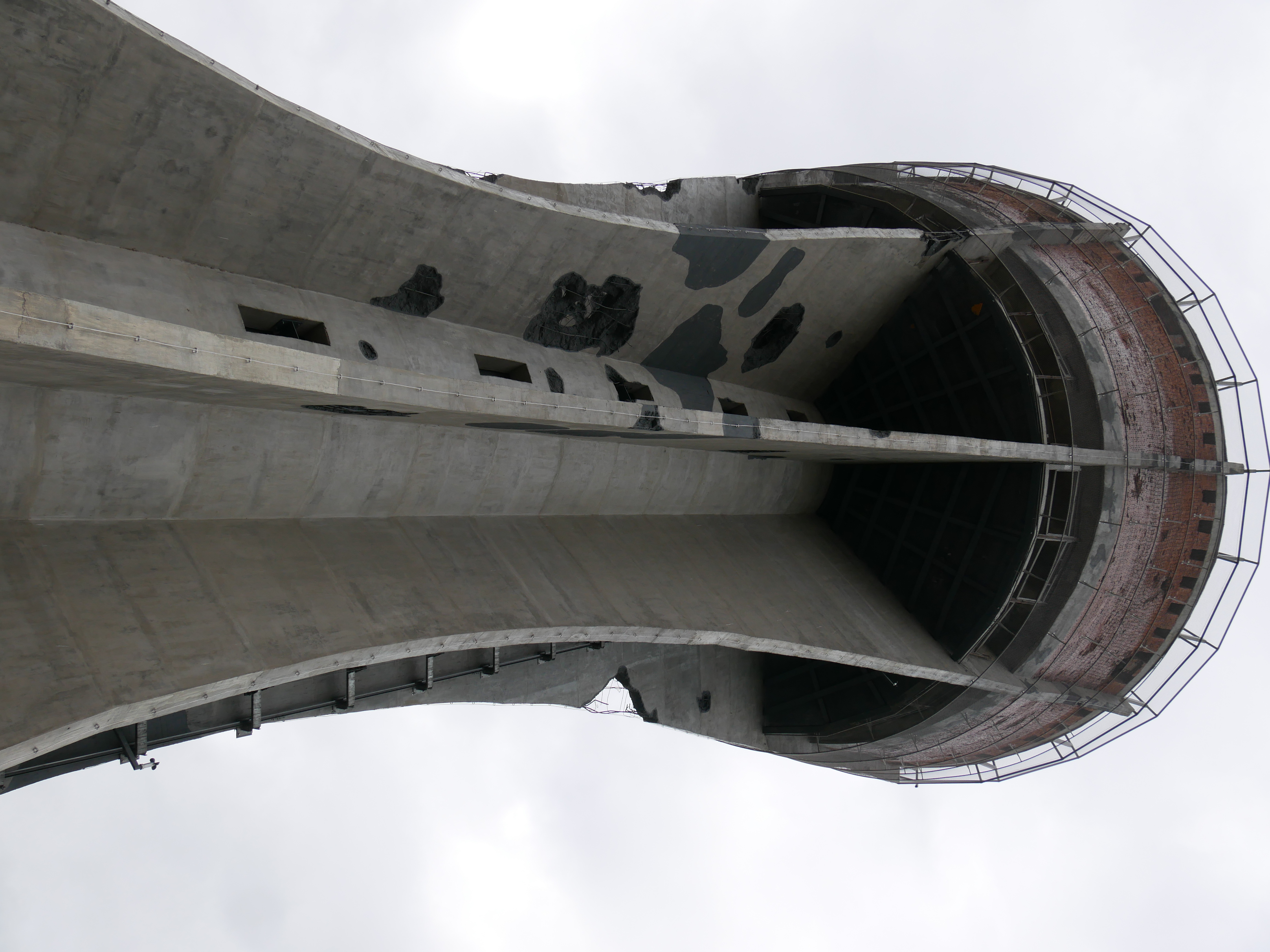 Blick von unten auf den Wasserturm von Vukovar